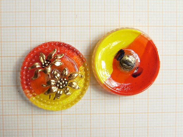 チェコガラスボタン】エーデルワイス・赤と黄色・小(2.25cm) - チェコ 